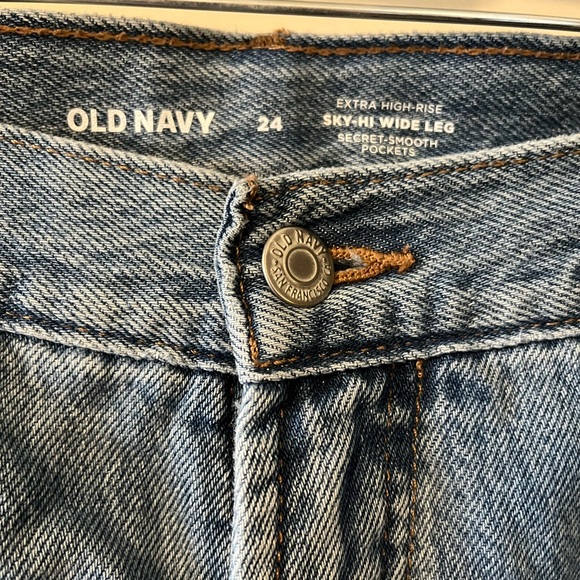 EUC Old Navy extra high-rise sky-hi wide leg jeans with utility pockets, size 24 - Picture 3 of 4